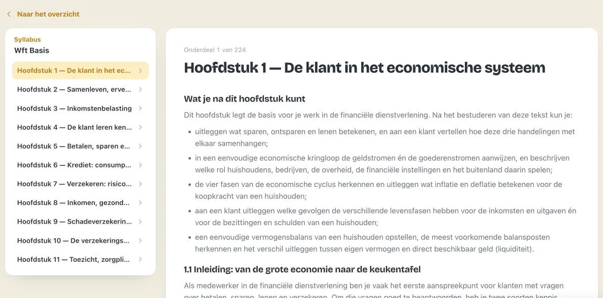 De syllabus in de app op een laptop: links de inhoudsopgave, rechts de tekst van het gekozen onderdeel.